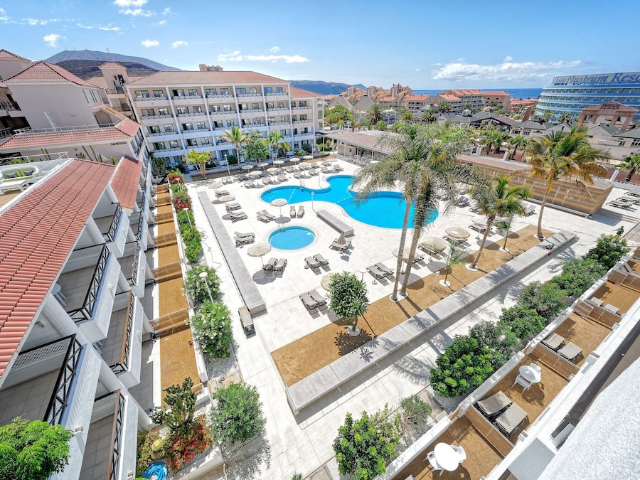 2 buitenzwembaden, ligstoelen bij het zwembad