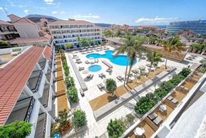 2 outdoor pools, pool loungers