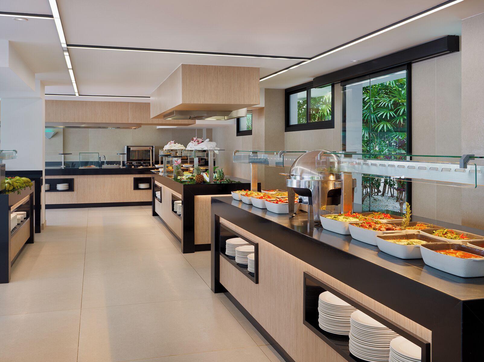 Ein zeitgemäßes Buffet mit mehreren Speiseauslagen, Glaskühlvitrinen und einem modernen, klaren Design.