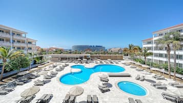 2 albercas al aire libre y camastros