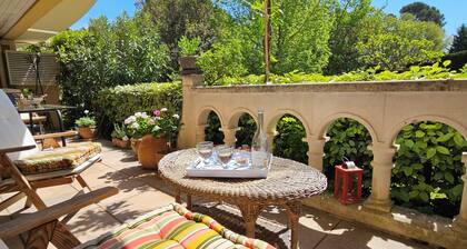 Aix center, nice apartmentT2 1 bedroom, terrace overlooking garden Air conditioned parking