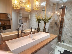 Douche, séchoir à cheveux, serviettes fournies, savon
