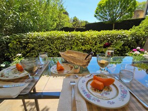 屋外ダイニングエリア
