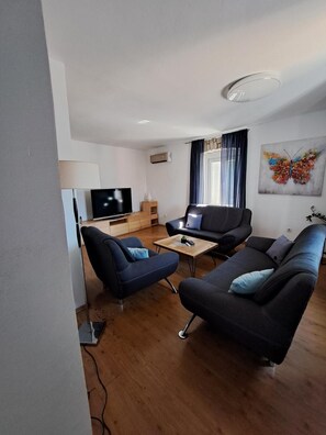 Smart-TV, DVD-spiller og stereoanlegg