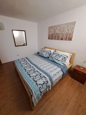 2 bedrooms, iron/ironing board, free WiFi, bed sheets