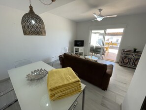 TV - Pretty 3 bed house with views of the Marina (La Herradura)