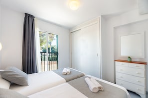 In-room safe, free cots/infant beds, free WiFi, bed sheets - Vibra Caleta Playa Apartamentos (Ciutadella de Menorca)