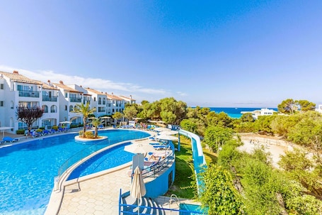 Seasonal outdoor pool, open 3:00 PM to 7:00 PM, pool umbrellas. Vibra Caleta Playa Apartamentos