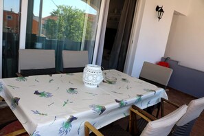 Outdoor dining - Apartment Flowers - Spacious Three Bedroom Apartment with Balcony (Bibinje)