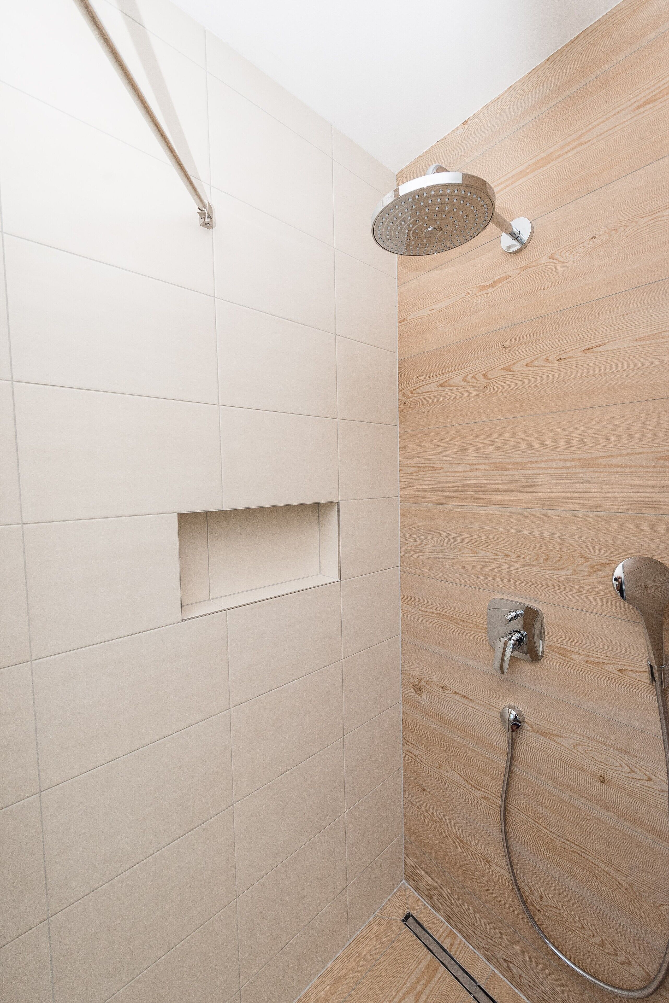 Douche, sèche-cheveux, serviettes fournies