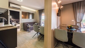 Un intérieur moderne comprenant un coin repas, une cuisine et un espace de vie.