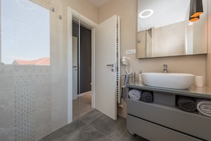 Dusche, Haartrockner, Handtücher