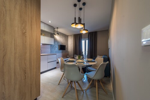 Luxury Apartments Garden - Deluxe Two Bedroom Apartment with 2 Balconies (A1)