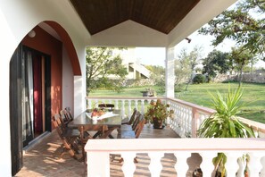 تناول الطعام بالخارج