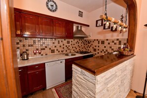 ثلاجة، فرن، موقد طهي مسطح، غسالة أطباق