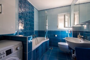Baignoire, sèche-cheveux, serviettes fournies