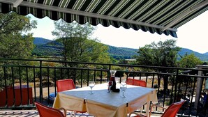 Mesa al aire libre con vista a un paisaje montañoso.