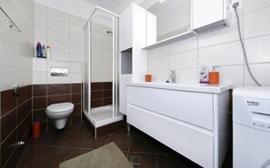 Douche, sèche-cheveux, serviettes fournies