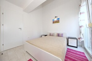 2 chambres, fer et planche à repasser, Wi-Fi, draps fournis