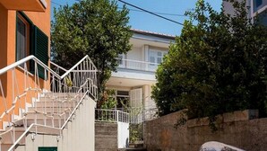 Une rue étroite avec un escalier menant à un immeuble.