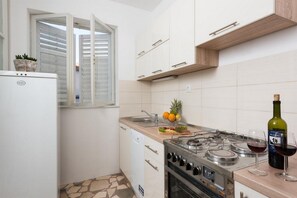 Ofen, Herdplatte, Geschirrspüler, Wasserkocher mit Kaffee-/Teezubehör