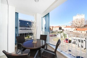 Outdoor dining - Apartment Eli-Two Bedroom Apartment with Balcony and City View (Zadar)