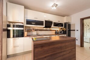 Réfrigérateur, four à micro-ondes, un four, surface de cuisson