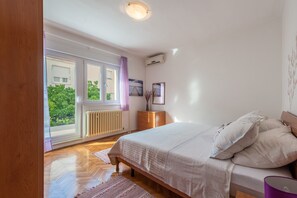 2 chambres, fer et planche à repasser, Wi-Fi, draps fournis