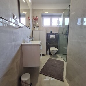 Bathtub, hair dryer, towels