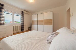 2 bedrooms, iron/ironing board, WiFi, bed sheets