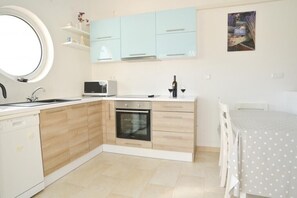 Fridge, microwave, oven, stovetop - Apartment Yellow House-Three Bedroom Apartment with Terrace and Sea View (Pag)