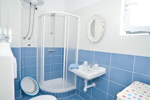 Baignoire, séchoir à cheveux, serviettes fournies