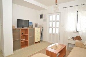TV - Apartment Yellow House-Three Bedroom Apartment with Terrace and Sea View (Pag)