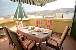 Outdoor dining - Apartment Yellow House-Three Bedroom Apartment with Terrace and Sea View (Pag)