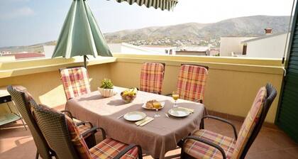 Apartment Yellow House-Three Bedroom Apartment with Terrace and Sea View