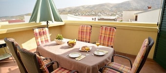 Apartment Yellow House-Three Bedroom Apartment with Terrace and Sea View