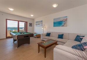 Fernseher, Kamin, Videospiele, Tischtennisplatte