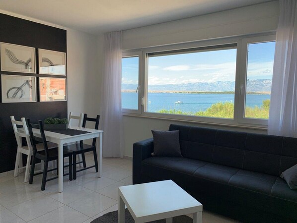 تلفزيون بشاشة مسطحة