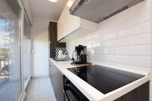 ثلاجة، فرن، موقد طهي مسطح، غسالة أطباق