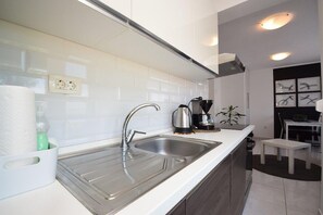 Kjøleskap, ovn, kokeplater og oppvaskmaskin