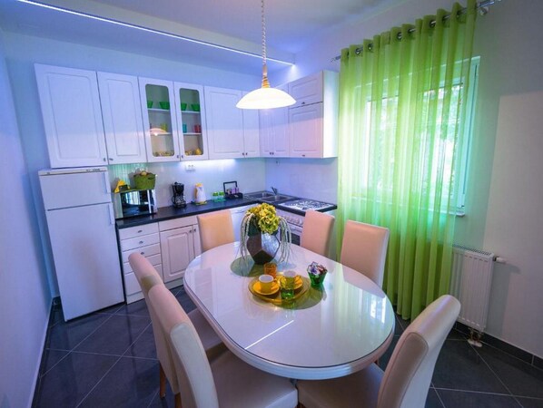 Kjøleskap, mikrobølgeovn, ovn og kokeplater