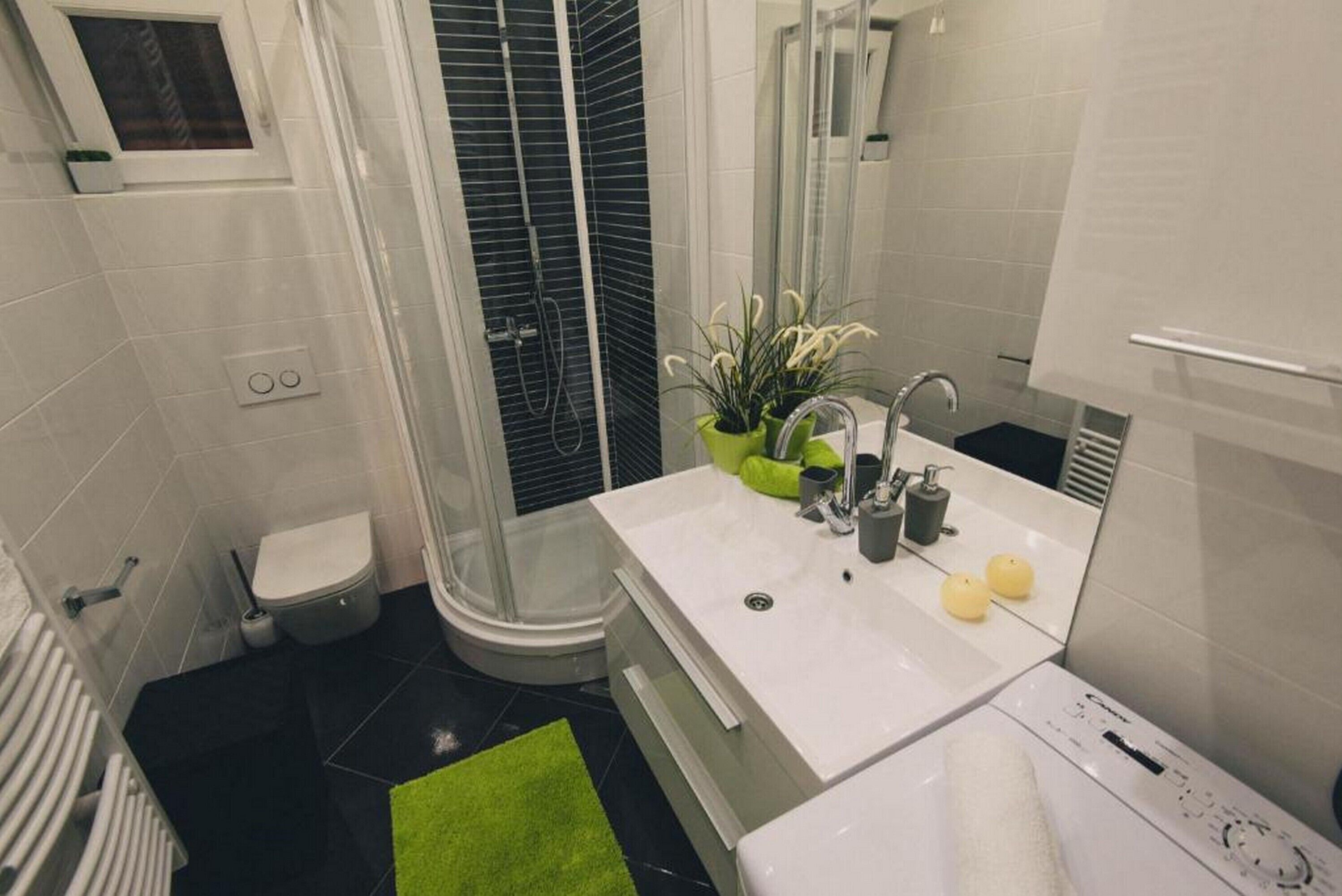 Een douche, een haardroger, handdoeken