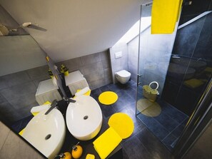 Badewanne, Haartrockner, Handtücher