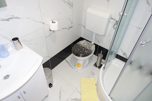 A modern bathroom with a toilet, bidet, and a glass-enclosed shower. - Apartments and Rooms Leon Nin-One bedroom apartment with terrace (2) (Nin)