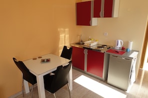 Frigorífico, placa de cocina, cafetera o tetera y utensilios de cocina