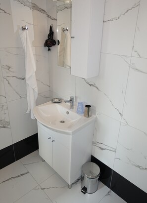 Een douche, een haardroger, handdoeken