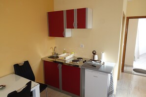 Fridge, stovetop, coffee/tea maker, cookware/dishes/utensils - Apartments and Rooms Leon Nin-Standard Studio apartment (5) (Nin)