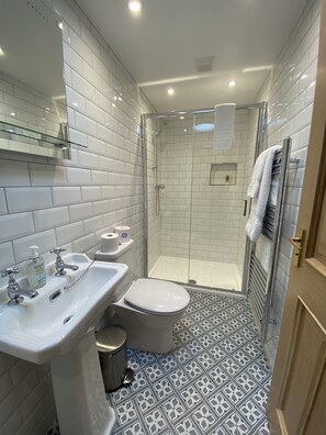 Regadera, toallas, jabón, papel de baño 