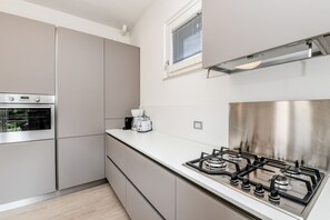 Fridge, microwave, oven, dishwasher - Appartamento Viola Superior (Sirmione)