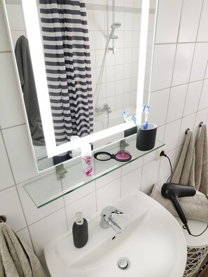 Combined shower/bathtub, hair dryer, towels, soap